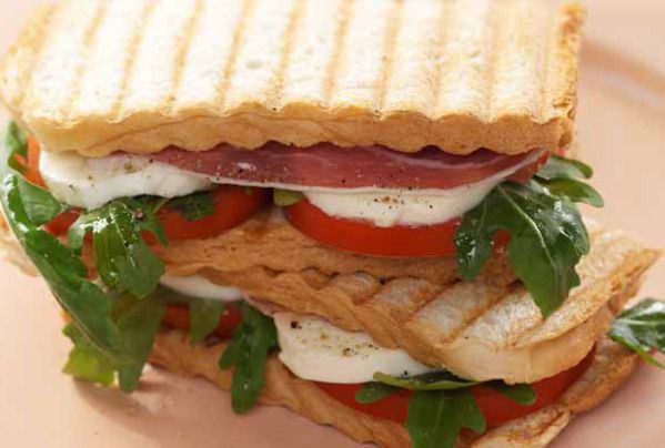Golden Toast American Sandwich Panini Tomate, Rucola, Mozzarella und Schinken