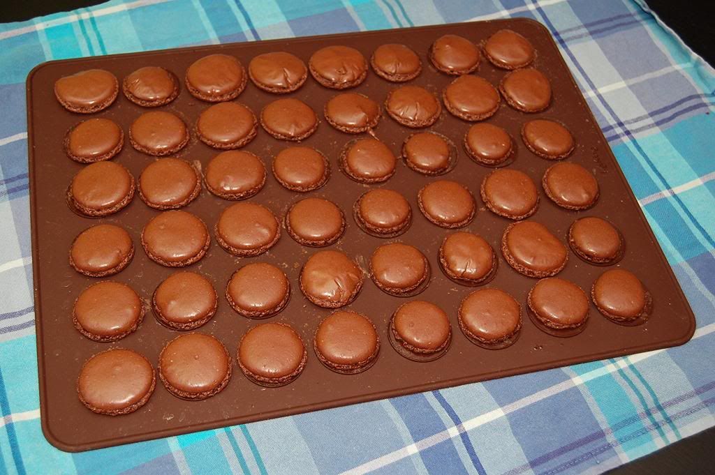fertig gebackene Macarons