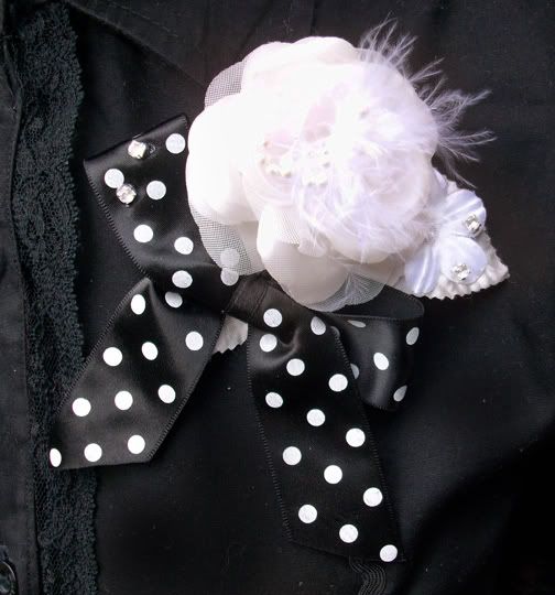 broche rosa blanca